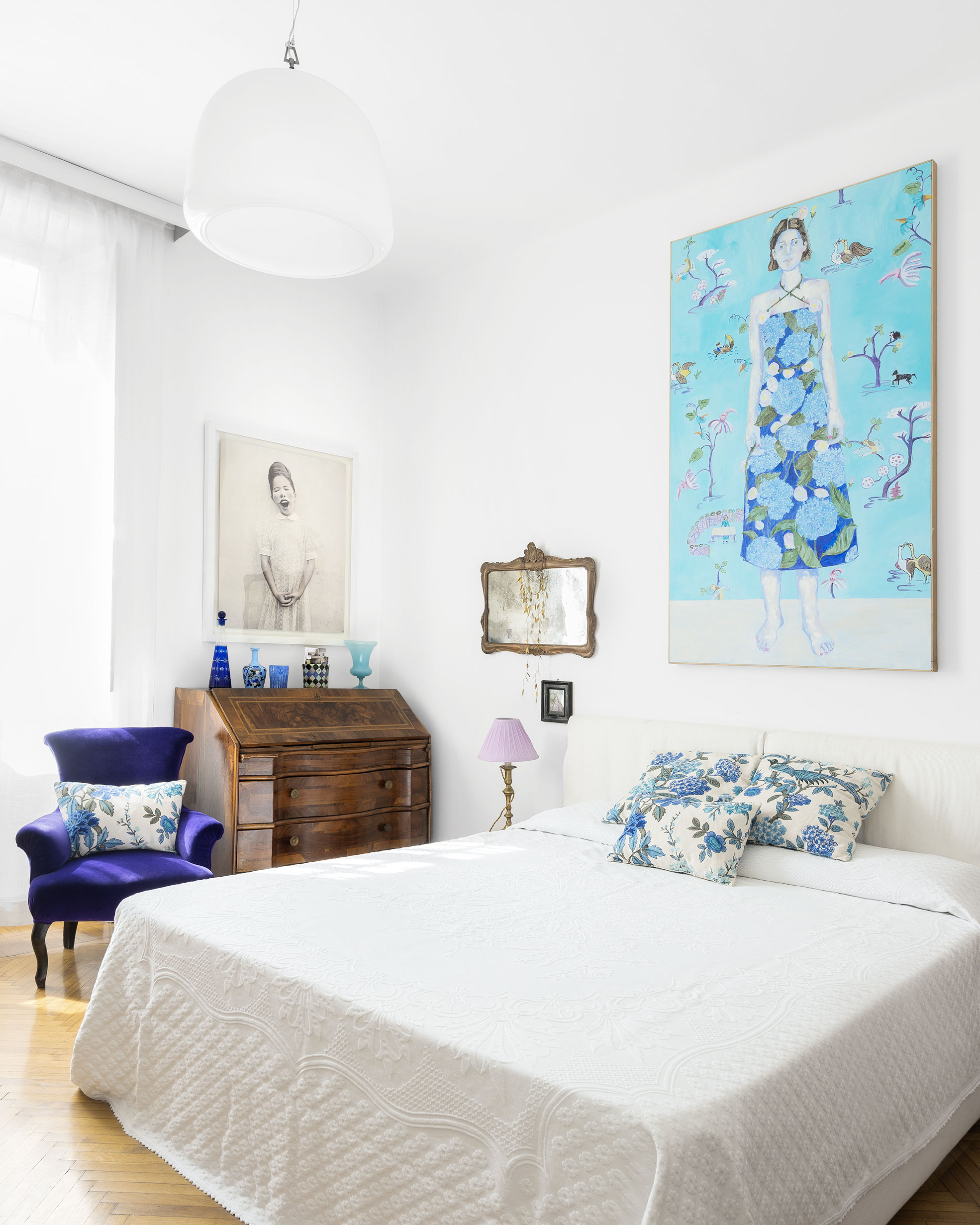 Bedroom with violet armchair and ligth blue painting in Elena Corner's house Photographer Maria Teresa