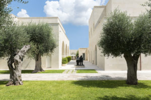 Garden with a statue and facade of La fiermontina resort in Lecce Photographer Maria Teresa Furnari