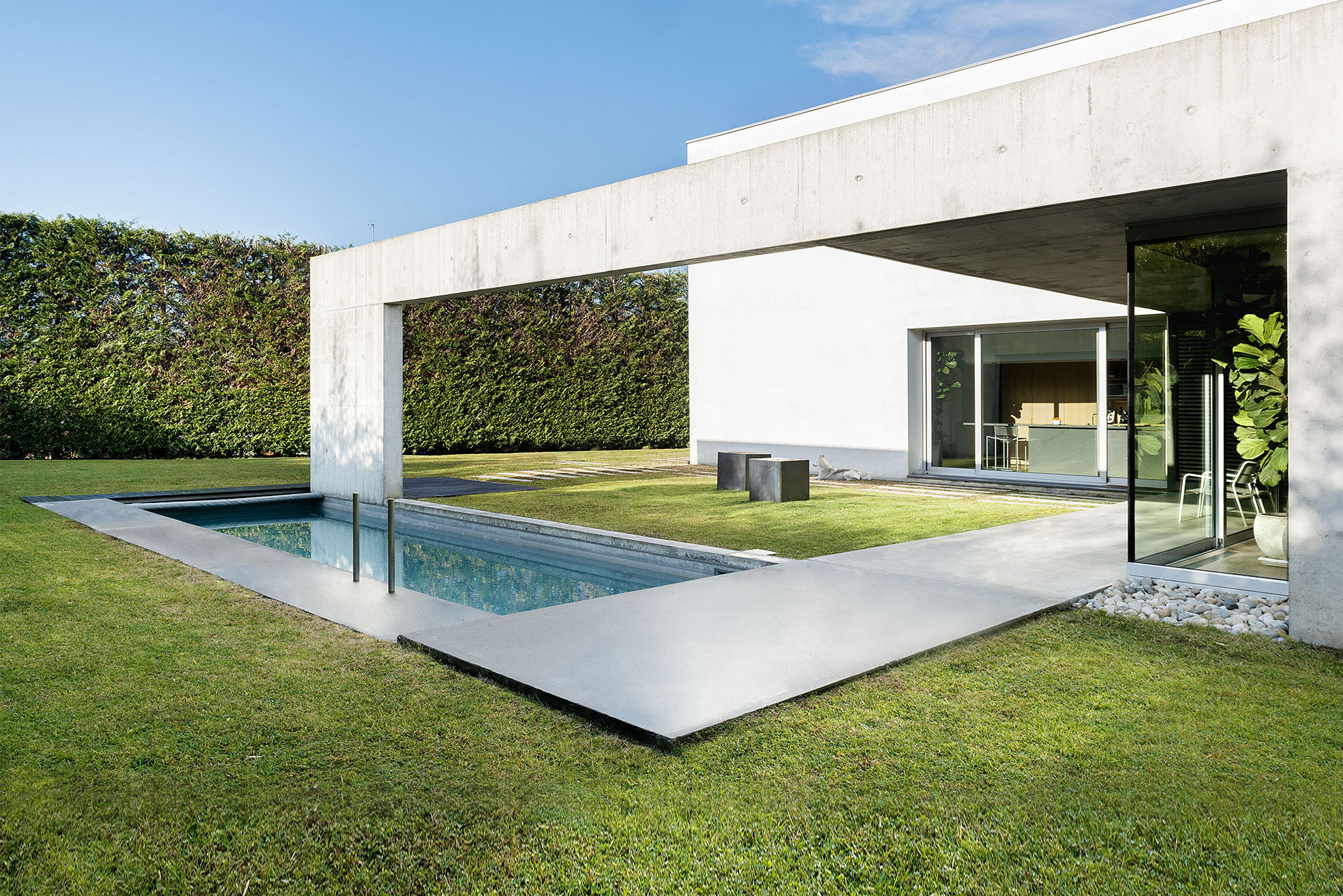 Swimming pool in the concrete and minimalist villa of Rosalba Piccinni Photographer Maria Teresa Furnari
